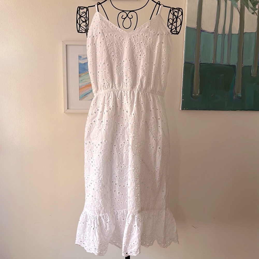 Like new, white eyelet dress with ruffled hem. Size M. Fits more like a small.